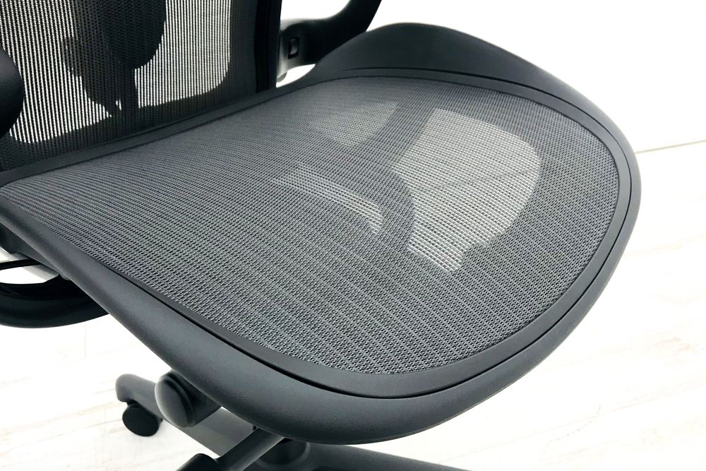【未開封未使用品】 ハーマンミラー アーロンチェア リマスタード Cサイズ フル装備 Aeron Chairs Remastered 中古 Herman Miller 中古オフィス家具 グラファイトの画像