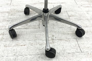 コンテッサチェア Contessa オカムラ 中古 コンテッサ 座面クッション ポリッシュフレーム 可動肘 中古オフィス家具 高機能チェア パープルの画像