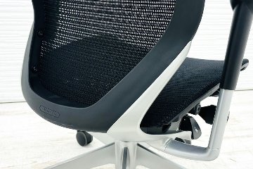 バロンチェア 中古 オカムラ Baron エクストラハイバック 座面メッシュ 可動肘 中古オフィス家具 固定ヘッドレスト シルバーフレーム ブラックの画像