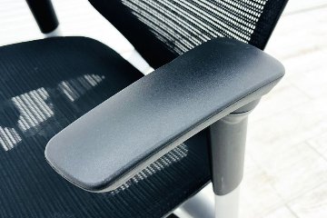 バロンチェア 中古 オカムラ Baron エクストラハイバック 座面メッシュ 可動肘 中古オフィス家具 固定ヘッドレスト シルバーフレーム ブラックの画像