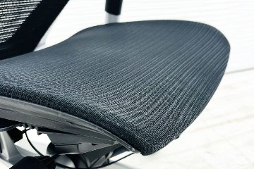 バロンチェア 中古 オカムラ Baron エクストラハイバック 座面メッシュ 可動肘 中古オフィス家具 固定ヘッドレスト シルバーフレーム ブラックの画像