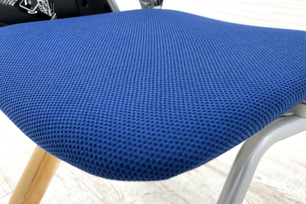 プロスタックチェア オカムラ 中古 2021年製 未使用品 ミーティングチェア ネスティングチェア 会議椅子 中古オフィス家具 テーブル付 ミディアムブルーの画像