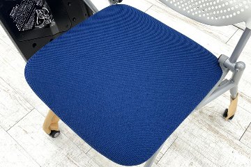 プロスタックチェア オカムラ 中古 2021年製 未使用品 ミーティングチェア ネスティングチェア 会議椅子 中古オフィス家具 テーブル付 ミディアムブルーの画像