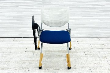 プロスタックチェア オカムラ 中古 2021年製 未使用品 ミーティングチェア ネスティングチェア 会議椅子 中古オフィス家具 テーブル付 ミディアムブルーの画像