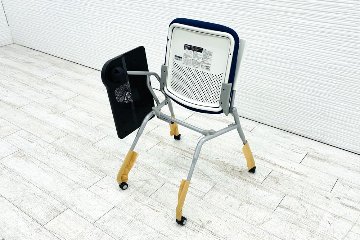 プロスタックチェア オカムラ 中古 2021年製 未使用品 ミーティングチェア ネスティングチェア 会議椅子 中古オフィス家具 テーブル付 ミディアムブルーの画像