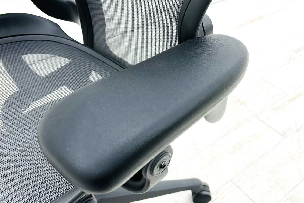 アーロンチェア リマスタード Aサイズ ライトシリーズ ハーマンミラー 中古 2018年製 Herman Miller Aeron Chairs 中古オフィス家具 グラファイト画像