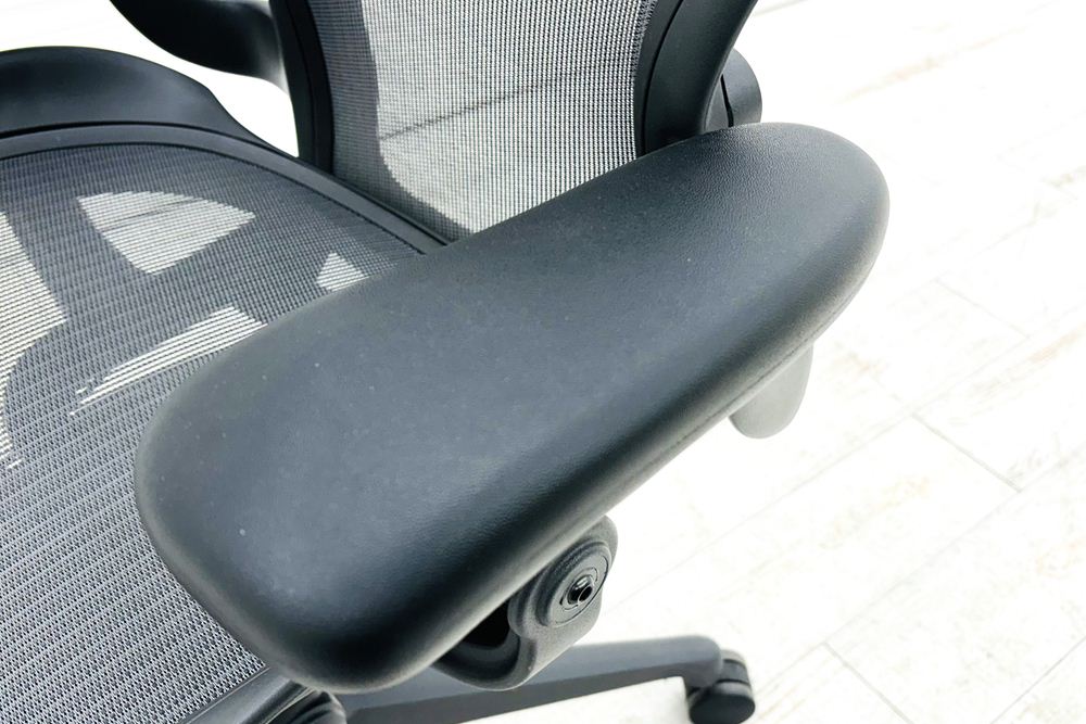 アーロンチェア リマスタード Aサイズ ライトシリーズ ハーマンミラー 中古 2018年製 Herman Miller Aeron Chairs 中古オフィス家具 グラファイトの画像