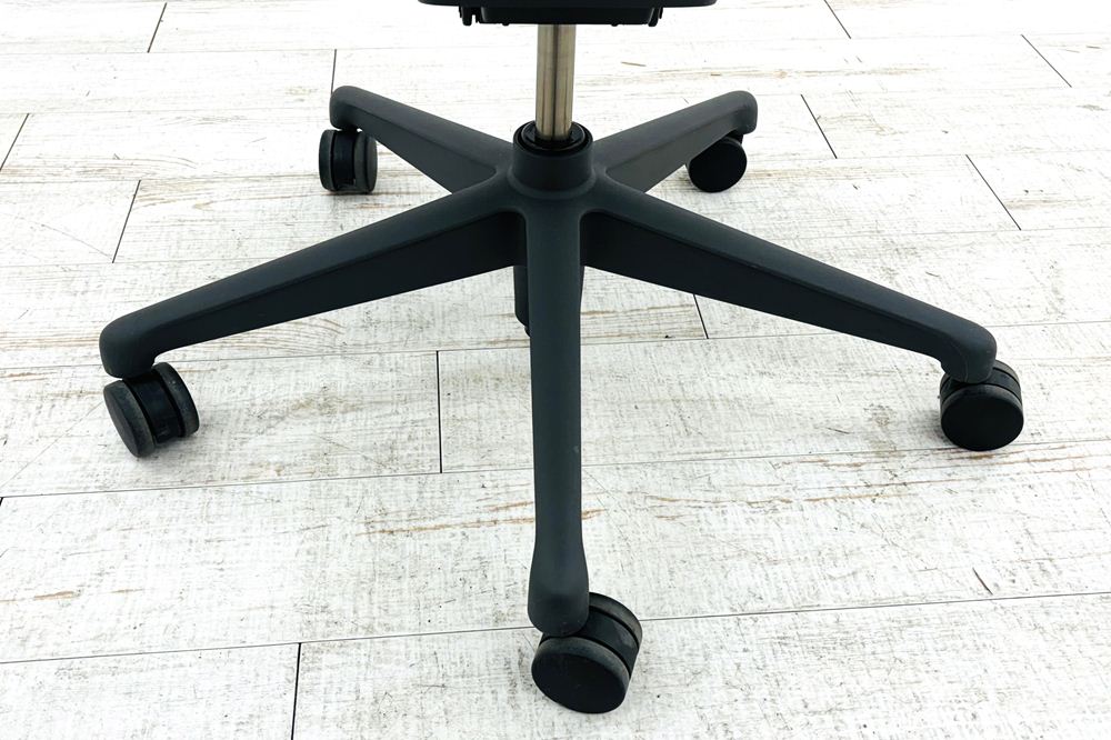アーロンチェア リマスタード Aサイズ ライトシリーズ ハーマンミラー 中古 2018年製 Herman Miller Aeron Chairs 中古オフィス家具 グラファイトの画像