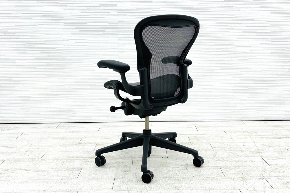 アーロンチェア リマスタード Aサイズ ライトシリーズ ハーマンミラー 中古 2018年製 Herman Miller Aeron Chairs 中古オフィス家具 グラファイトの画像