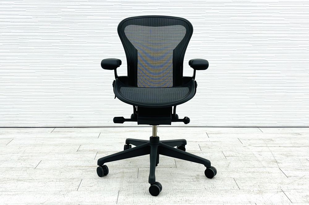 アーロンチェア リマスタード Aサイズ ライトシリーズ ハーマンミラー 中古 2018年製 Herman Miller Aeron Chairs 中古オフィス家具 グラファイトの画像