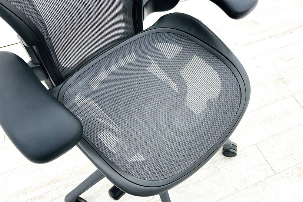 アーロンチェア リマスタード Aサイズ ライトシリーズ ハーマンミラー 中古 2018年製 Herman Miller Aeron Chairs 中古オフィス家具 グラファイトの画像