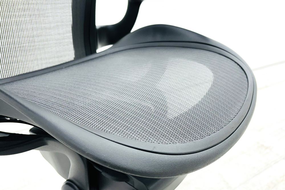 アーロンチェア リマスタード Aサイズ ライトシリーズ ハーマンミラー 中古 2018年製 Herman Miller Aeron Chairs 中古オフィス家具 グラファイトの画像