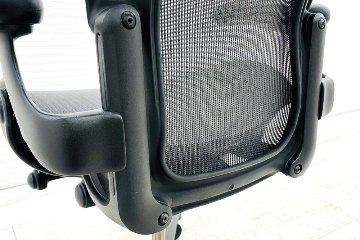 アーロンチェア リマスタード Aサイズ ライトシリーズ ハーマンミラー 中古 2018年製 Herman Miller Aeron Chairs 中古オフィス家具 グラファイトの画像