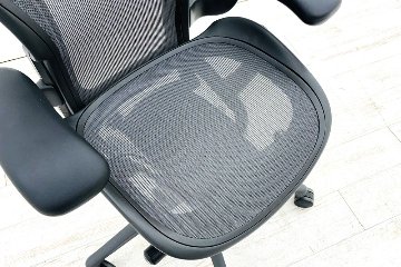 アーロンチェア リマスタード Aサイズ ライトシリーズ ハーマンミラー 中古 2018年製 Herman Miller Aeron Chairs 中古オフィス家具 グラファイトの画像