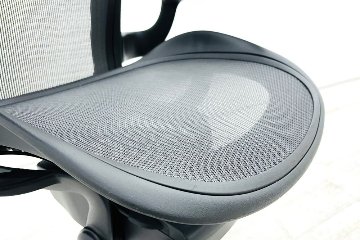 アーロンチェア リマスタード Aサイズ ライトシリーズ ハーマンミラー 中古 2018年製 Herman Miller Aeron Chairs 中古オフィス家具 グラファイトの画像