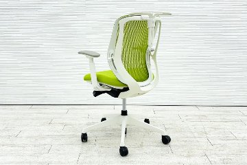 シルフィーチェア 中古 オカムラ ローバック Sylphy 可動肘 メッシュ 中古オフィス家具 ライムグリーンの画像