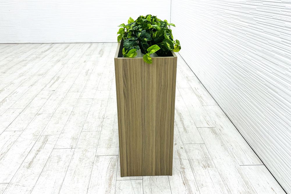 イトーキ プラントボックス 造花付き 中古 フェイクグリーン 間地切り 中古オフィス家具 フラワースタンド 900/300/700の画像