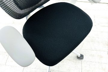 オカムラ サブリナチェア スマートオペレーション 中古 2017年製 サブリナSO 可動肘 中古オフィス家具 ブラック Sabrina Smart Operationの画像