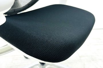 オカムラ サブリナチェア スマートオペレーション 中古 2017年製 サブリナSO 可動肘 中古オフィス家具 ブラック Sabrina Smart Operationの画像
