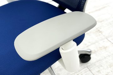 オカムラ サブリナチェア 中古 Sabrina エクストラハイバック ヘッドレスト付 可動肘 中古オフィス家具 ミディアムブルーの画像