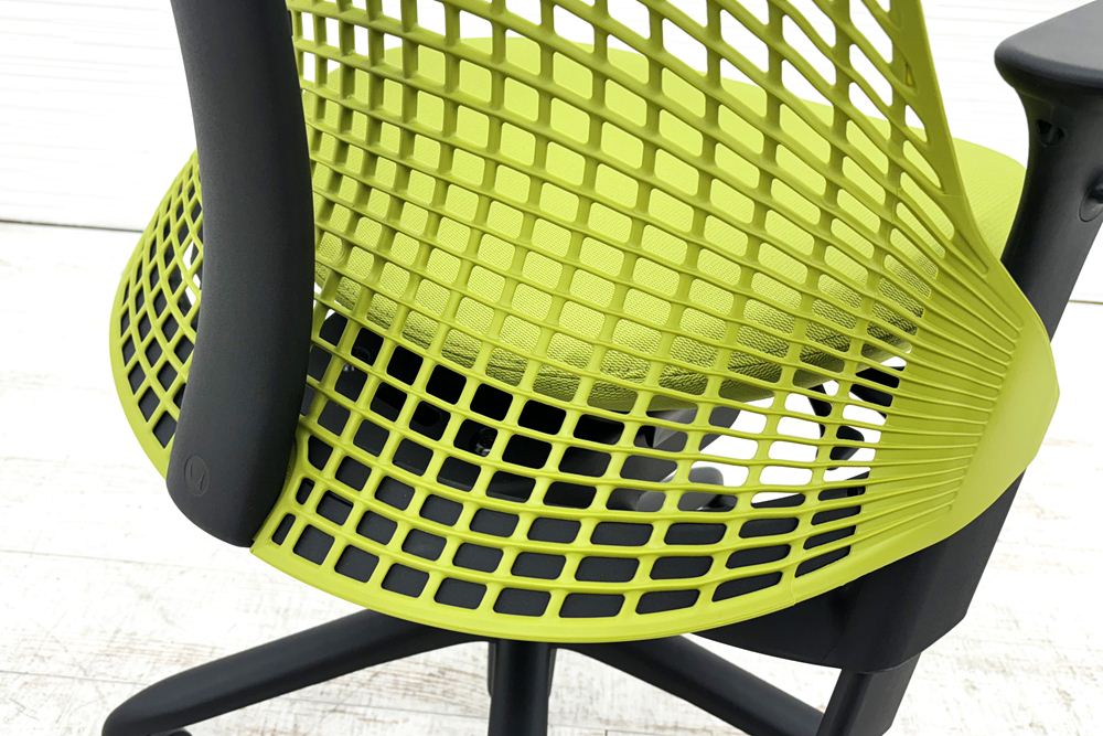 【未開封未使用品】 ハーマンミラー セイルチェア ミドルバック 中古 Herman Miller SAYL Chair 中古オフィス家具 可動肘 グリーンの画像