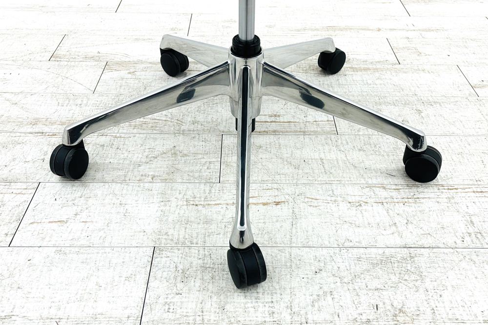 オカムラ シルフィーチェア 中古 ハイバック 可動肘 クッションタイプ Sylphy 中古オフィス家具 C687BR FSF1 ブラックの画像