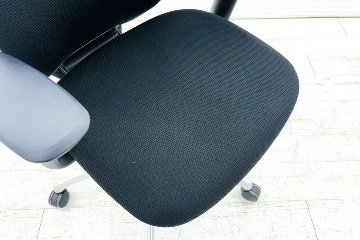 オカムラ シルフィーチェア 中古 ハイバック 可動肘 クッションタイプ Sylphy 中古オフィス家具 C687BR FSF1 ブラックの画像