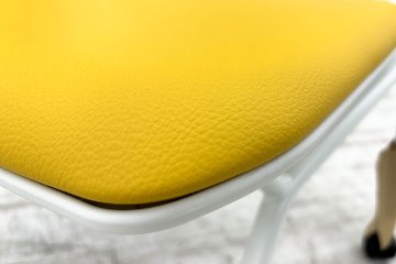 未使用品 中古 オカムラ ネスティングチェア ルナチェア Runa(ルナ)シリーズ ミーティングチェア 多目的チェア タブレット付き イエローの画像