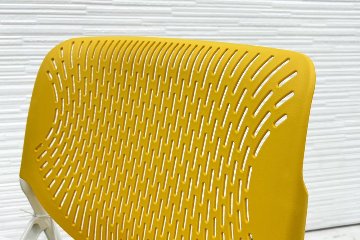 未使用品 中古 オカムラ ネスティングチェア ルナチェア Runa(ルナ)シリーズ ミーティングチェア 多目的チェア タブレット付き イエローの画像