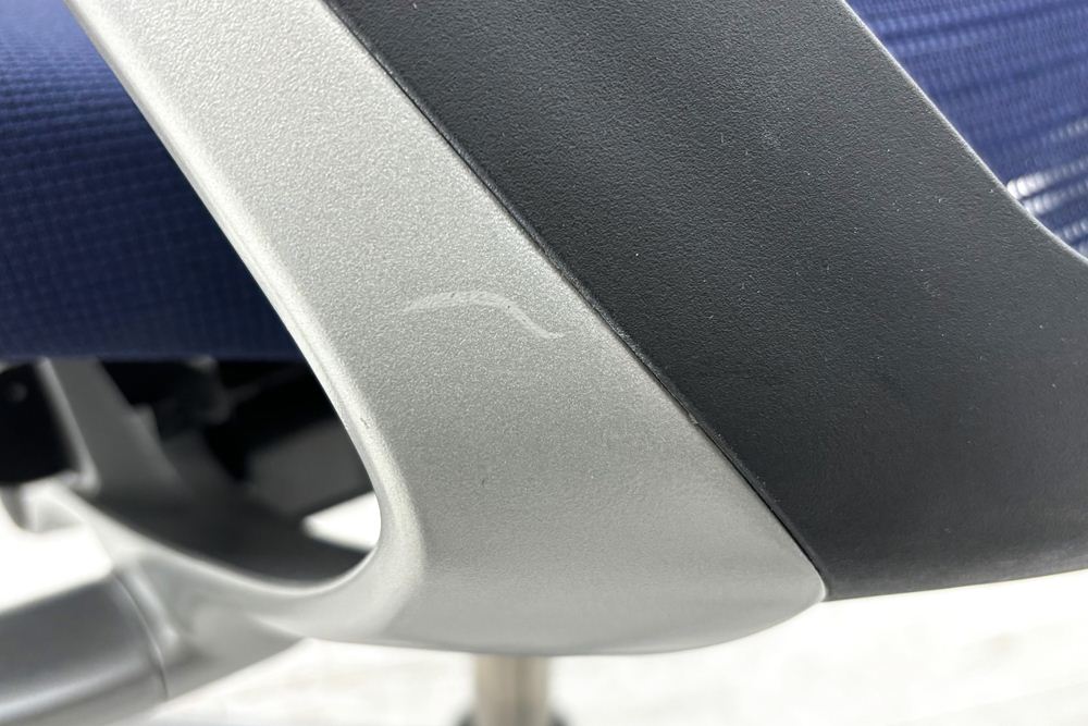 オカムラ バロンチェア 中古 可動肘(アジャストアーム) ハイバック メッシュ 中古オフィス家具 ダークブルーの画像