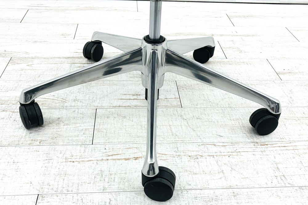 オカムラ バロンチェア Baron ハイバック 中古 2021年製 中古オフィス家具 固定肘 メッシュ デザインアーム ブラックの画像