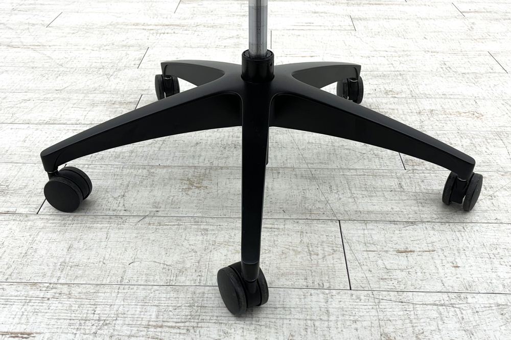 オカムラ フィノラチェア 中古 2020年製 Finora メッシュ 中古オフィス家具 固定肘 C745MR-F1E5 グリーンの画像