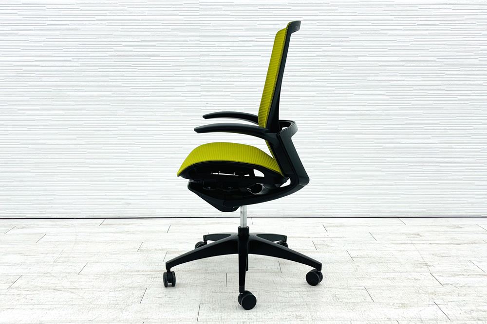 オカムラ フィノラチェア 中古 2020年製 Finora メッシュ 中古オフィス家具 固定肘 C745MR-F1E5 グリーンの画像