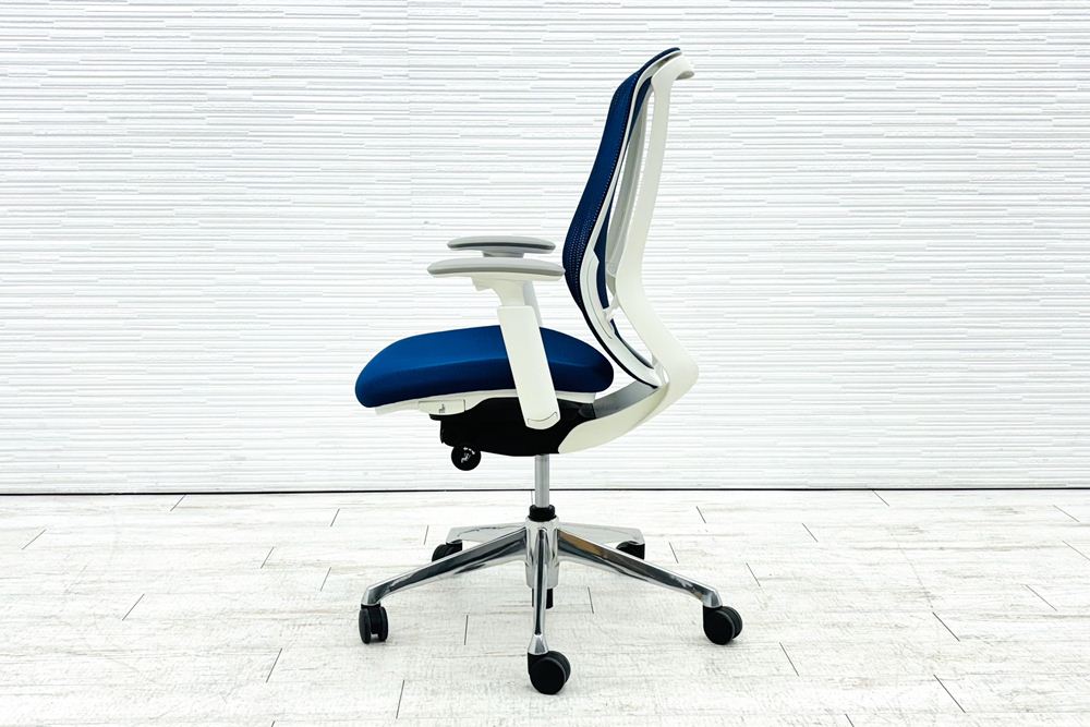 オカムラ シルフィーチェア 中古 2016年製 ハイバック 可動肘 中古チェア Sylphy クッション 中古オフィス家具 C685BW-FMP3 ミディアムブルーの画像