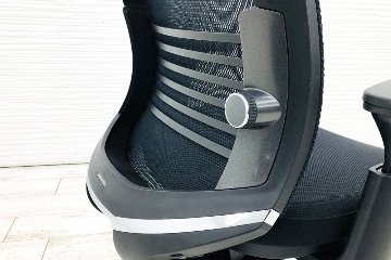 コクヨ ベゼルチェア 中古 2016年製 クッション Bezel 可動肘 KOKUYO 中古オフィス家具 ブラックの画像