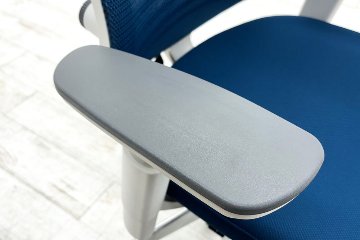 コクヨ ベゼルチェア 中古 2017年製 クッション Bezel 可動肘 KOKUYO 中古オフィス家具 ブルーの画像