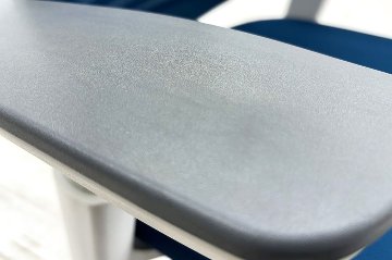 コクヨ ベゼルチェア 中古 2017年製 クッション Bezel 可動肘 KOKUYO 中古オフィス家具 ブルーの画像