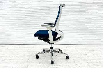 コクヨ ベゼルチェア 中古 2017年製 クッション Bezel 可動肘 KOKUYO 中古オフィス家具 ブルーの画像