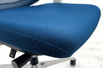 コクヨ ベゼルチェア 中古 2017年製 クッション Bezel 可動肘 KOKUYO 中古オフィス家具 ブルーの画像