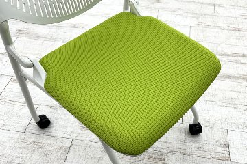 オカムラ ルナチェア 中古 ミーティングチェア 中古チェア 会議椅子 中古オフィス家具 81S1AY ライムグリーンの画像