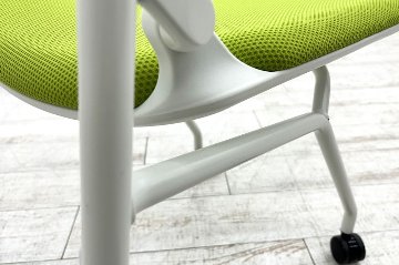 オカムラ ルナチェア 中古 ミーティングチェア 中古チェア 会議椅子 中古オフィス家具 81S1AY ライムグリーンの画像