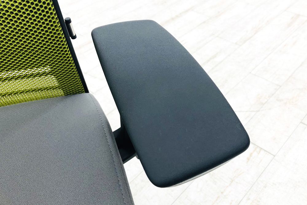 スチールケース シンクチェア 中古 2016年製 Steelcase Think 可動肘 中古オフィス家具 465A300 ワサビの画像