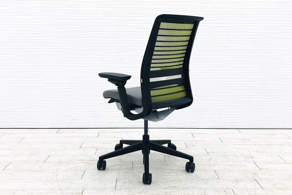 スチールケース シンクチェア 中古 2016年製 Steelcase Think 可動肘 中古オフィス家具 465A300 ワサビの画像