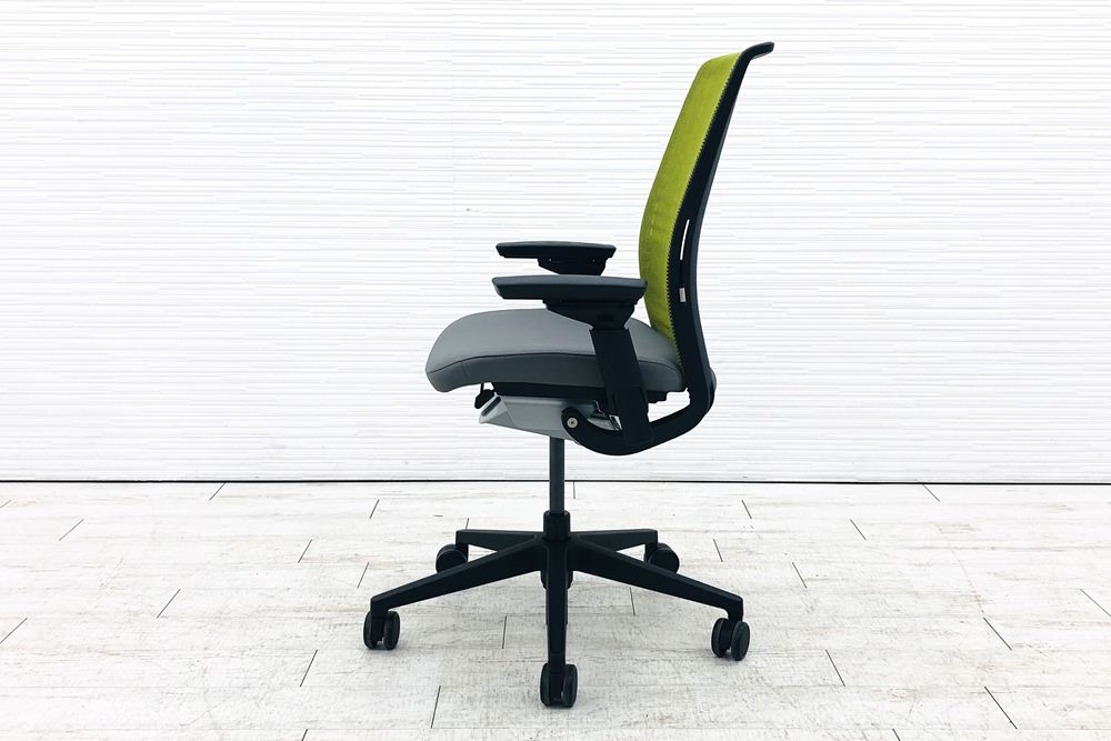 スチールケース シンクチェア 中古 2016年製 Steelcase Think 可動肘 中古オフィス家具 465A300 ワサビの画像