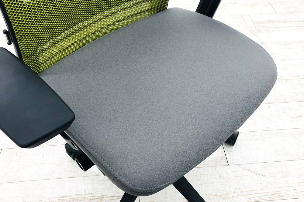 スチールケース シンクチェア 中古 2016年製 Steelcase Think 可動肘 中古オフィス家具 465A300 ワサビの画像