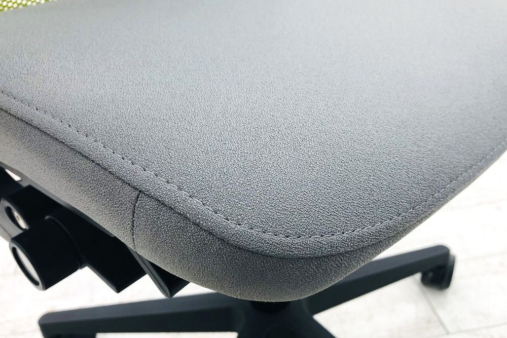 スチールケース シンクチェア 中古 2016年製 Steelcase Think 可動肘 中古オフィス家具 465A300 ワサビの画像