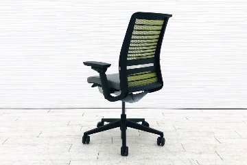 スチールケース シンクチェア 中古 2016年製 Steelcase Think 可動肘 中古オフィス家具 465A300 ワサビの画像