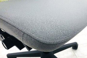 スチールケース シンクチェア 中古 2016年製 Steelcase Think 可動肘 中古オフィス家具 465A300 ワサビの画像
