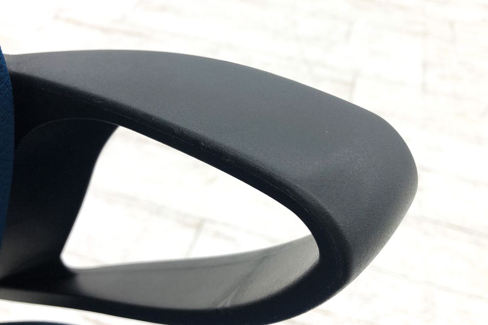 コクヨ ピコラチェア ローバック 中古 KOKUYO picora クッション 固定肘 中古オフィス家具 プルシアンブルーの画像