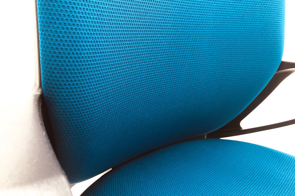 コクヨ ピコラチェア ローバック 中古 KOKUYO picora クッション 固定肘 中古オフィス家具 プルシアンブルーの画像